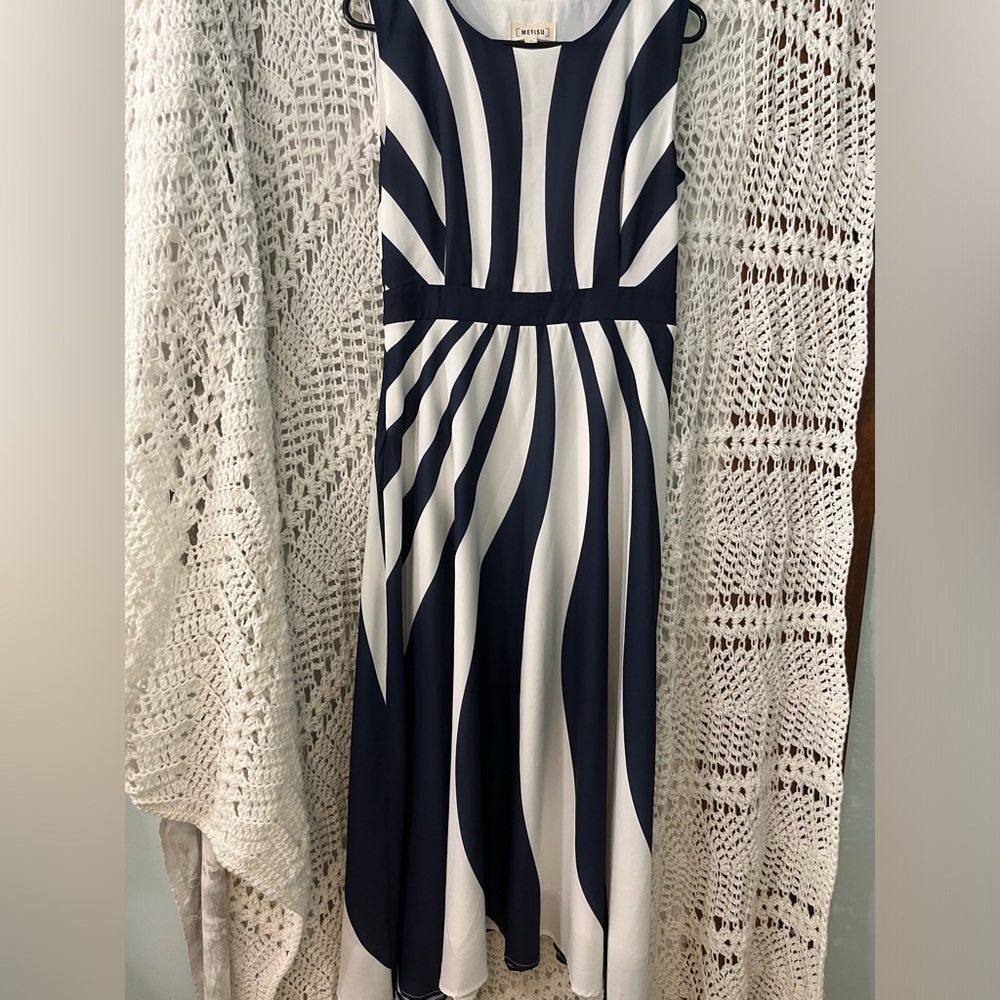 Métisu medium blue and white dress with a flowing abstract like skirt lined